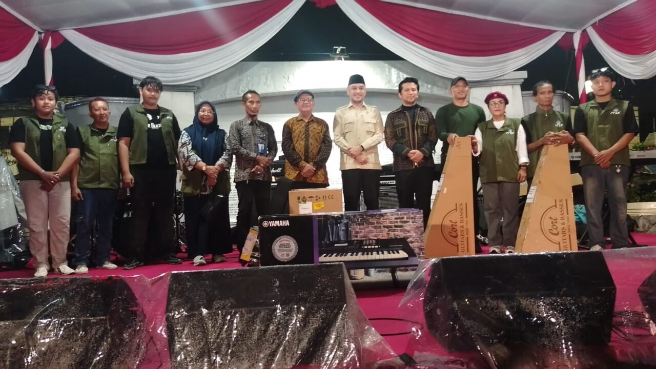 Ironi. Makam Pencipta Lagu Kebangsaan Disamping Depo Sampah.